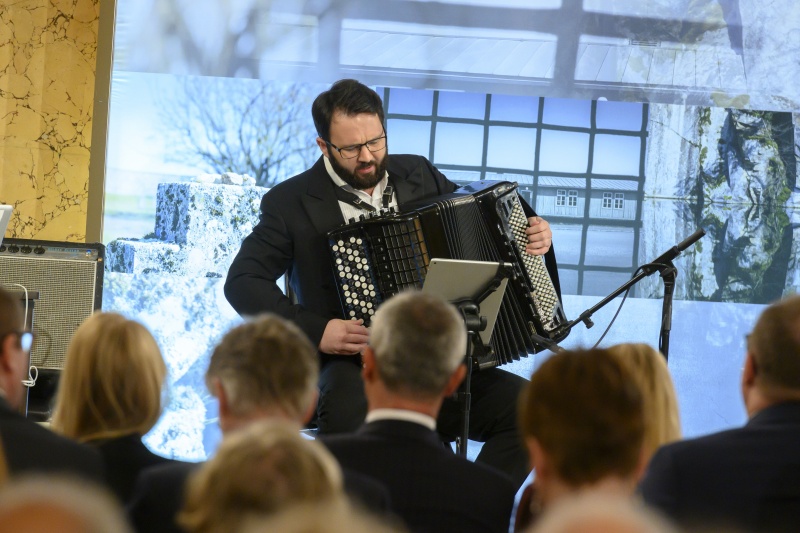 Nikola Djoric spielt am Akkordeon „Süße Träumerei“ Aus: Kinderalbum, op. 39 von Pjotr Iljitsch Tschaikowsky