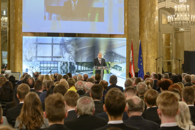 Grußworte von Bundesratspräsident Ingo Appé (S). Blick Richtung VeranstaltungsteilnehmerInnen.