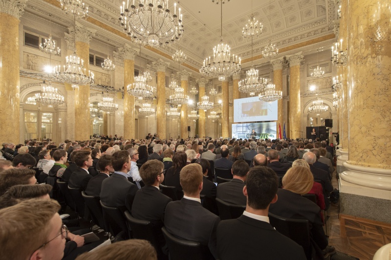 Grußworte von Bundesratspräsident Ingo Appé (S). Blick Richtung VeranstaltungsteilnehmerInnen.