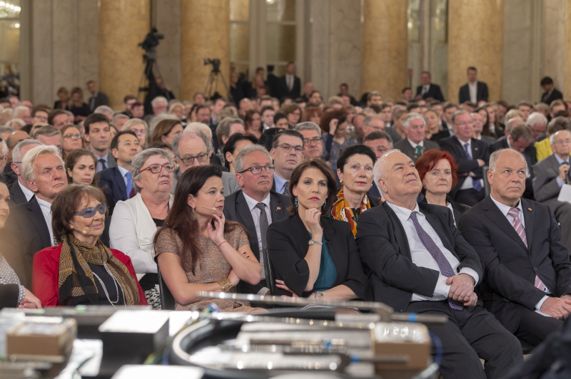 Von links: Bundesratspräsident Ingo Appé (S), em. Professor für Internationale Beziehungen Bassam Tibi, Staatssekretärin Karoline Edtstadler, Leiterin der KZ-Gedenkstätte Mauthausen Barbara Glück, Zeitzeugin Elisabeth Scheiderbauer. Blick Richtung VeranstaltungsteilnehmerInnen.