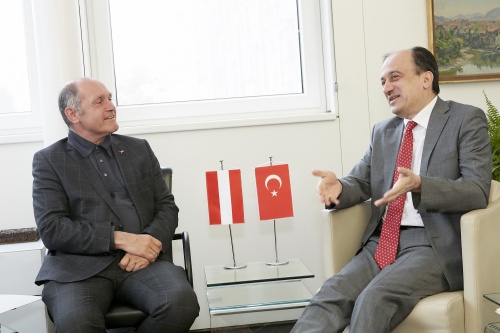 Aussprache. Von links: Nationalratspräsident Wolfgang Sobotka (V), Ümit Yardım Botschafter der Republik Türkei