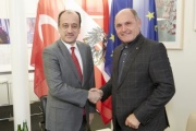 von rechts: Nationalratspräsident Wolfgang Sobotka (V), Ümit Yardım Botschafter der Republik Türkei