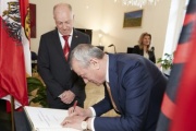 Eintrag in das Gästebuch: von links: Bundesratspräsident Ingo Appé (S), Parlamentspräsident der Republik Albanien Gramoz Ruçi