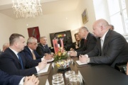 Aussprache zwischen Bundesratspräsident Ingo Appé (S) (2. von rechts) und dem Parlamentspräsidenten der Republik Albanien Gramoz Ruçi (2. von links)