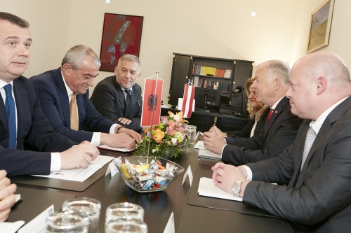 Aussprache zwischen Bundesratspräsident Ingo Appé (S) (2. von rechts) und dem Parlamentspräsidenten der Republik Albanien Gramoz Ruçi (2. von links)