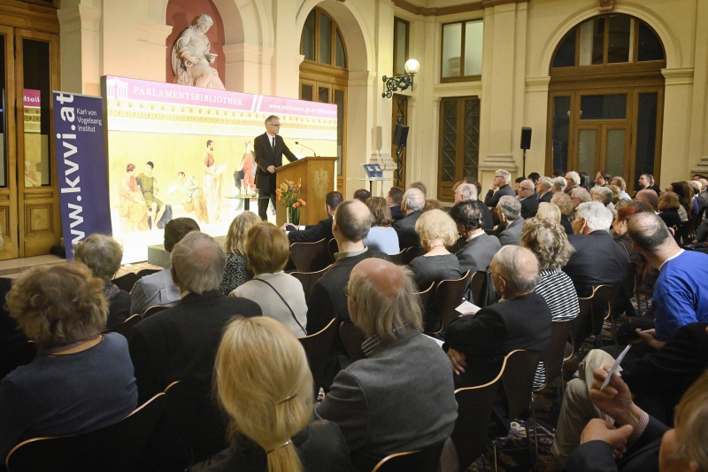 Karl von Vogelsang-Institut Hannes Schönner am Wort. Blick Richtung VeranstaltungsteilnehmerInnen