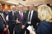 Parlamentspräsident der Republik Albanien Gramoz Ruçi (2. von rechts) beim Rundgang durch das Parlament