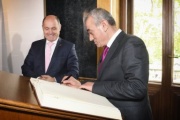 Eintrag ins Gästebuch. Von links: Nationalratspräsident Wolfgang Sobotka (V), Parlamentspräsident der Republik Albanien Gramoz Ruçi