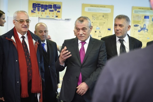 Der Parlamentspräsident der Republik Albanien Gramoz Ruçi besucht einen Workshop der Demokratiewerkstatt
