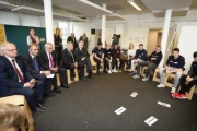 Der Parlamentspräsident der Republik Albanien Gramoz Ruçi bei einem Workshop in der Demokratiewerkstatt mit SchülerInnen