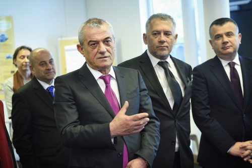 Der Parlamentspräsident der Republik Albanien Gramoz Ruçi besucht einen Workshop der Demokratiewerkstatt