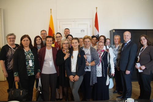 Gruppenfoto mit Bundesratspräsident Ingo Appé (2. von rechts)  und Landtagsabgeordneter Inge Posch-Gruska (links)