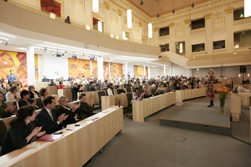 Begrüßung durch Isabella Krassnitzer. Blick Richtung VeranstaltungsteilnehmerInnen
