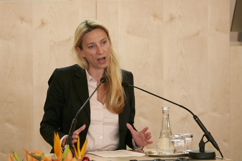 Einleitende Worte durch Bundesministerin für Frauen, Familie und Jugend im BKA Juliane Bogner-Strauß (V)