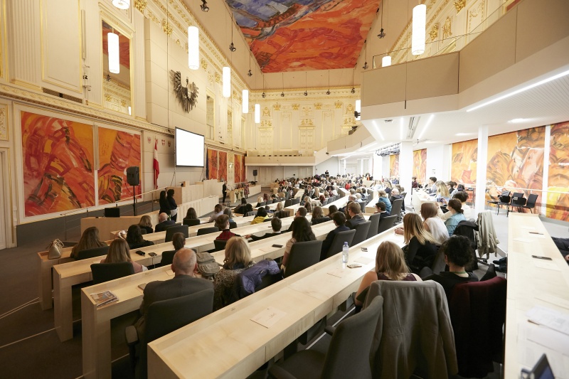 Einleitende Worte durch Bundesministerin für Frauen, Familie und Jugend im BKA Juliane Bogner-Strauß (V) am Rednerpult. Blick Richtung VeranstaltungsteilnehmerInnen