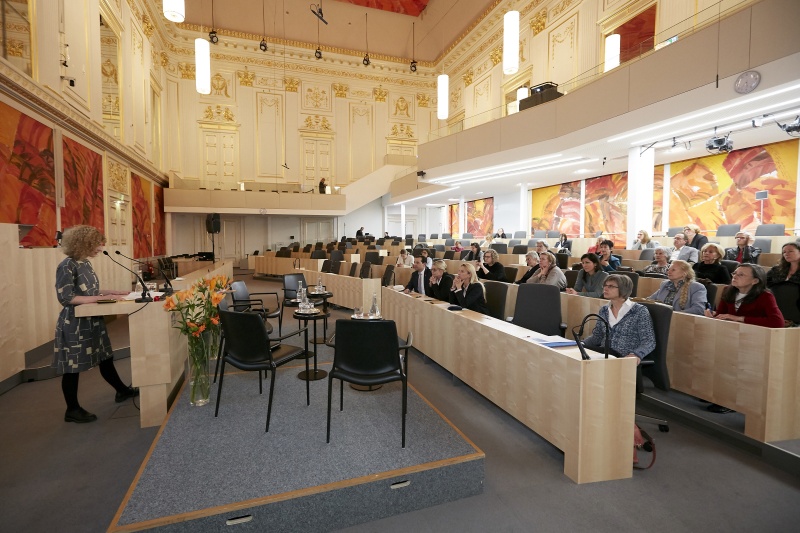 Panel Frauen - Armut, Vortrag Laura Wiesböck. Blick Richtung VeranstaltungsteilnehmerInnen