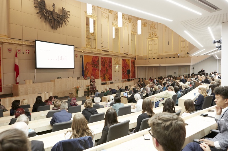 Begrüßung durch Isabella Krassnitzer. Blick Richtung VeranstaltungsteilnehmerInnen