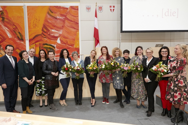von links: Nationalratsabgeordneter Gerald Loacker (N), Nationalratsabgeordnete Stephanie Cox (J), Nationalratspräsident Wolfgang Sobotka (V), Sandra Szabo, Nationalratsabgeordnete Gabriele Heinisch-Hosek (S), Alice Herzog, Judit Marte-Huainigg AMS Österreich, Bundesministerin für Frauen, Familie und Jugend im BKA Juliane Bogner-Strauß (V), Sissi Kaiser, Laura Wiesböck, Elli Lechner Universität Wien, Laila Mirzo, Nationalratsabgeordnete Carmen Schimanek (F), Nationalratsabgeordnete Elisabeth Pfurtscheller (V), Isabella Krassnitzer