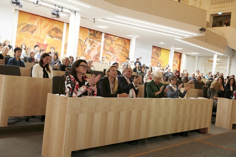 Erste Reihe von links: Nationalratsabgeordente Elisabeth Pfurtscheller (V),  Bundesministerin für Frauen, Familie und Jugend im BKA Juliane Bogner-Strauß (V), Nationalratspräsident Wolfgang Sobotka (V) und VeranstaltungsteilnehmerInnen