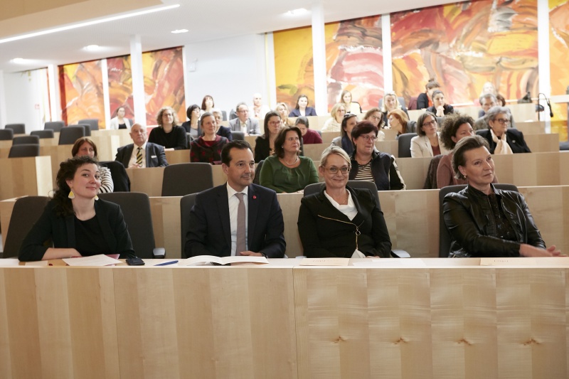 Erste Reihe von links: Die Nationalratsabgeordneten Stehpanie Cox (J), Gerald Loacker (N), Carmen Schimanek (F) und Gabriele Heinisch-Hosek (S)VeranstaltungsteilnehmerInnen
