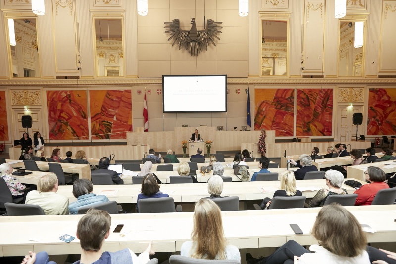 Einleitende Worte durch Bundesministerin für Frauen, Familie und Jugend im BKA Juliane Bogner-Strauß (V)