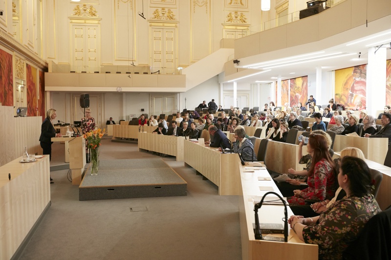 Einleitende Worte durch Bundesministerin für Frauen, Familie und Jugend im BKA Juliane Bogner-Strauß (V)