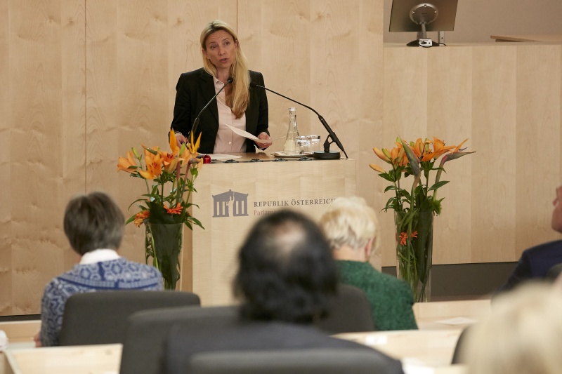 Einleitende Worte durch Bundesministerin für Frauen, Familie und Jugend im BKA Juliane Bogner-Strauß (V)
