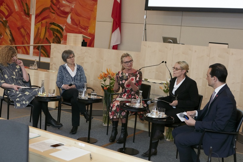 Panel Frauen - Armut, von rechts: Nationalratsabgeordneter Gerald Loacker (N), Nationalratsabgeordnete Carmen Schimanek (F), Isabella Krassnitzer, Judit Marte-Huainigg AMS Österreich, Laura Wiesböck
