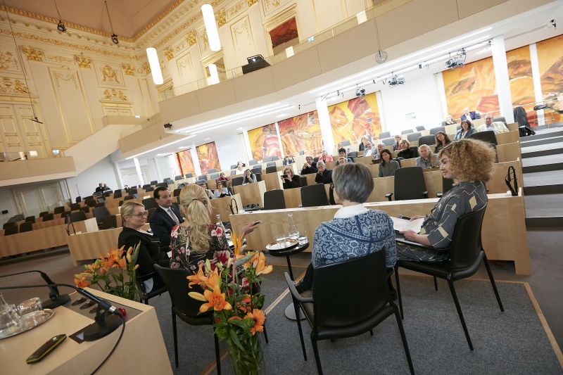 Panel Frauen - Armut