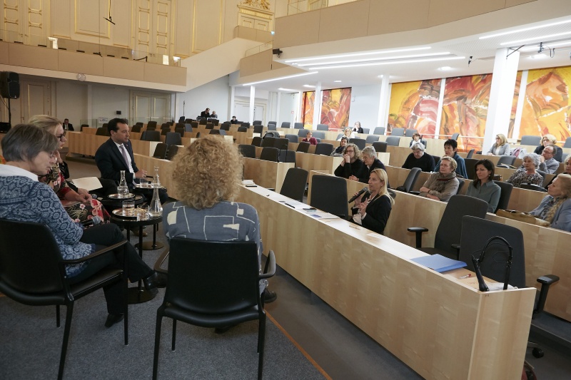 Panel Frauen - Armut, Diskussion Bundesministerin für Frauen, Familie und Jugend im BKA Juliane Bogner-Strauß (V)