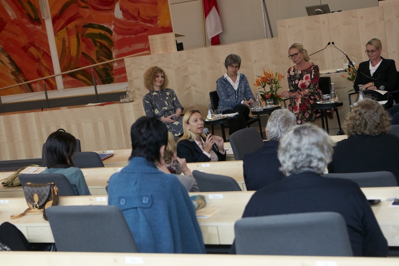 Panel Frauen - Armut, Diskussion Bundesministerin für Frauen, Familie und Jugend im BKA Juliane Bogner-Strauß (V)