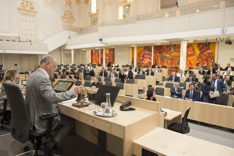 Eröffnung der Enquete durch  Bundesratspräsident Ingo Appé (S) am Präsidium