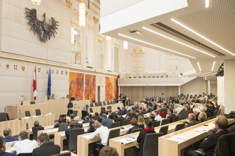 Blick Richtung VeranstaltungsteilnehmerInnen. Am Rednerpult: Landeshauptmannstellvertreterin von Kärnten Beate Prettner