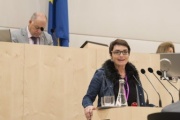 Am Rednerpult: Landeshauptmannstellvertreterin von Kärnten Beate Prettner