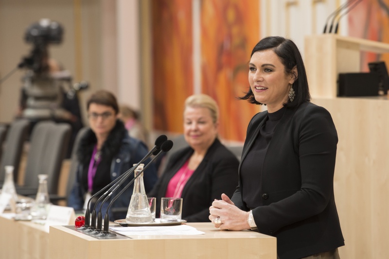 Am Rednerpult: Bundesministerin für Nachhaltigkeit und Tourismus Elisabeth Köstinger (V)