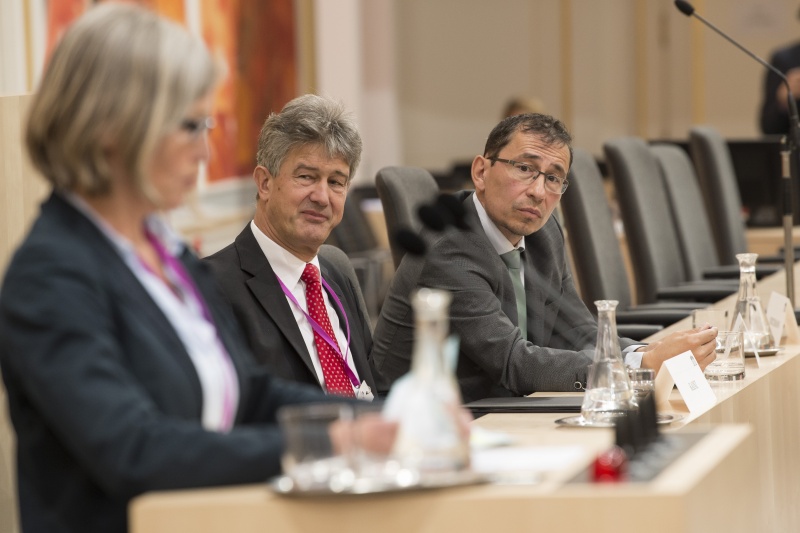 Auf der Regierungsbank von links: Harald Kainz, Technische Universität Graz, Institut für Siedlungswasserbau, Industriewasserwirtschaft und Gewässerschutz, Rektor, Ferdinand Lembacher, Landwirtschaftskammer, Generalsekretär