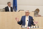 Am Rednerpult: Alfred Riedl, Österreichischer Gemeindebund, Präsident