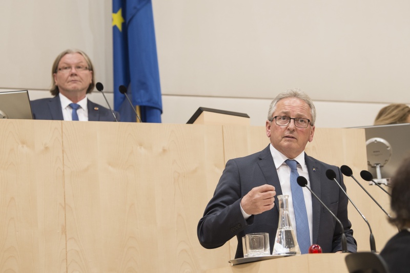 Am Rednerpult: Bundesrat Karl Bader (V)