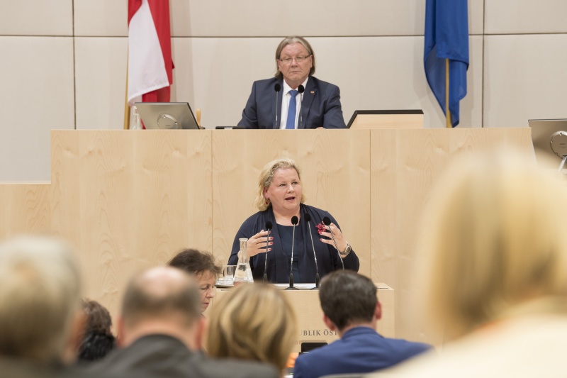 Am Rednerpult: Bundesrätin Korinna Schumann (S)