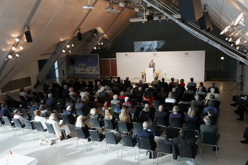 Buchpräsentation durch Christian Mertens. Blick RichtungVeranstaltungsteilnehmerInnen