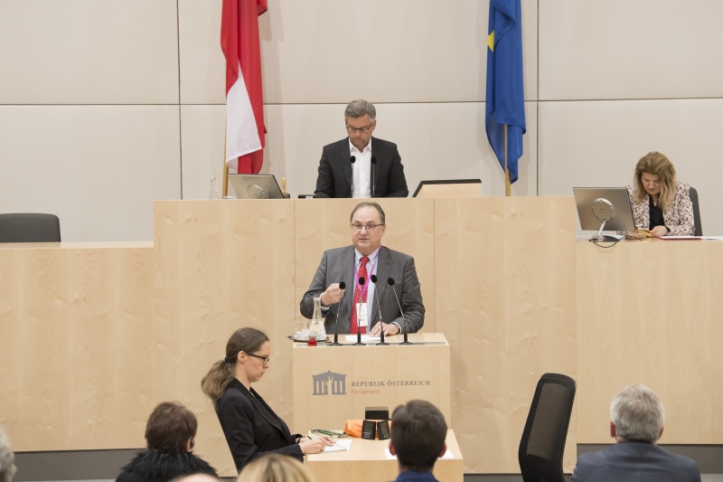 Am Rednerpult: Christian Onz, Wirtschafts- und Umweltrecht bei Onz, Kraemmer, Hüttler Rechtsanwälte GmbH, Rechtsanwalt