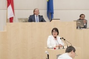 Am Rednerpult: Bundesrätin Andrea Kahofer (S)
