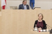 Am Rednerpult: Bundesrätin Daniela Gruber-Pruner (S)