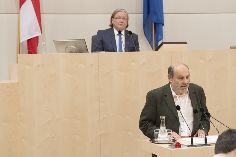 Am Rednerpult: Johannes FISCHER, Dipl.-Ing., Sektion austrolab Umwelt & Leben, Vorsitzender