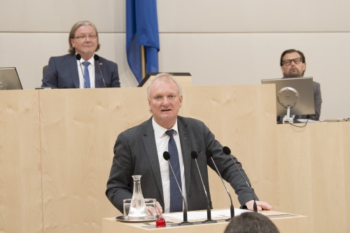 Am Rednerpult: Bundesrat Günther Novak (S)