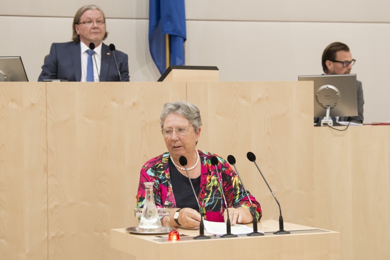 Am Rednerpult: Bundesrätin Klara Neurauter (V)