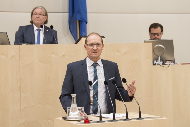 Am Rednerpult: Christian KNEIDINGER, HR Dipl.-Ing., Wasserrechtsabteilung Oberösterreich