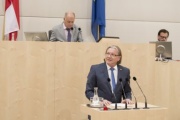 Am Rednerpult: Bundesratsvizepräsident Hubert Koller (S)