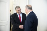 Von rechts: Bundesratspräsident Ingo Appé begrüßt den schweizer Delegationsleiter Filippo Lombardi