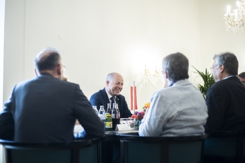 Bundesratspräsident Ingo Appé wärend der Aussprache mit Mitgliedern der außenpolitischen Kommission des Schweizer Ständerates
